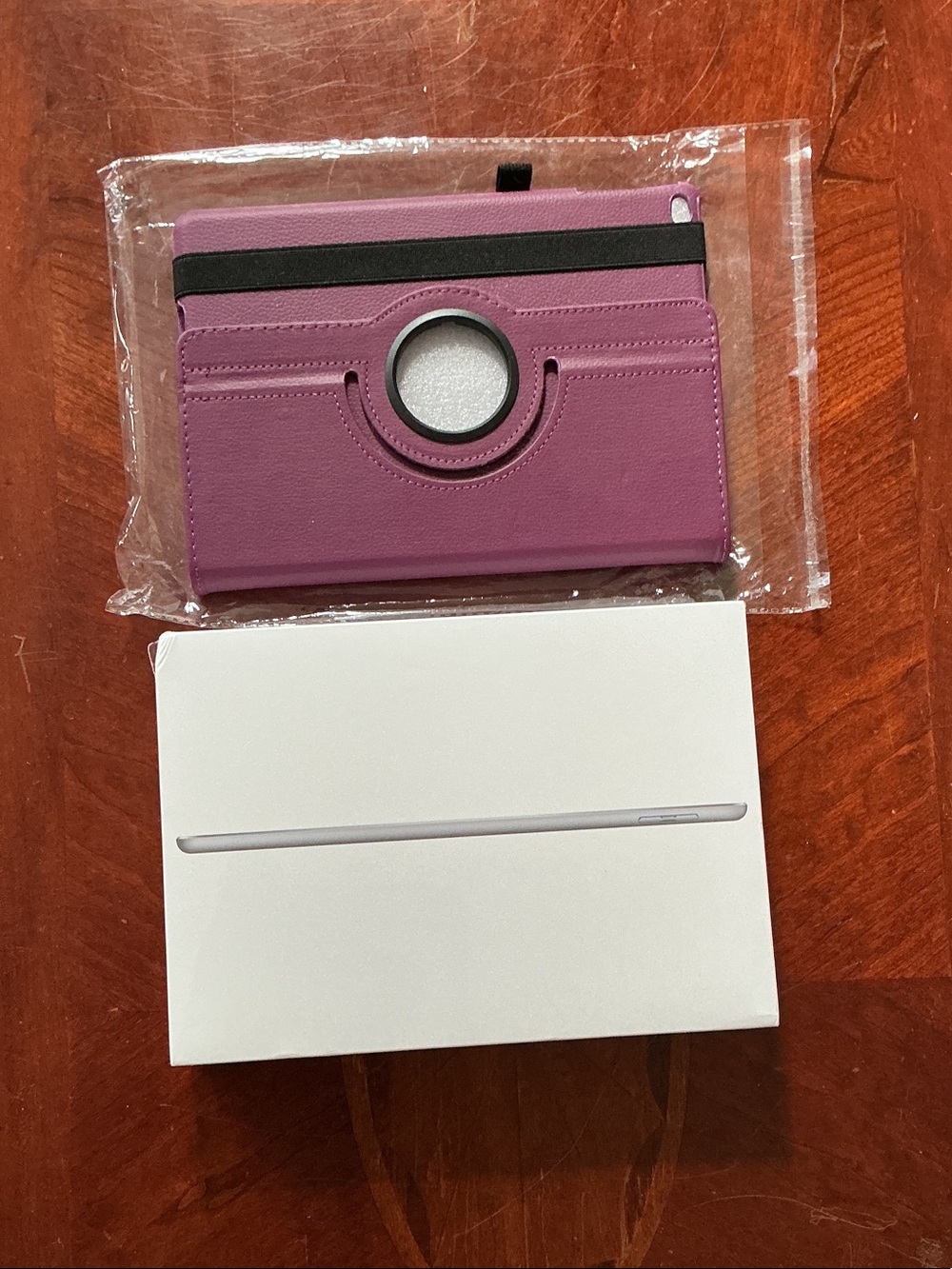 NEW Apple 6th Generation Wifi 32 GB Gray iPad and New Case